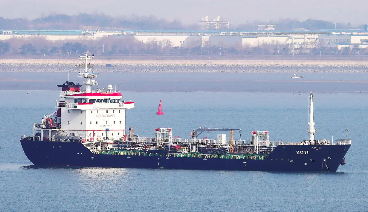Kapal tanker berbendera Panama, KOTI di perairan Pelabuhan Pyeongtaek, Korea Selatan, (1/1). Kapal tanker berkapasitas 5.100 ton minyak tersebut belum diketahui pemiliknya. Namun, sebagian besar awaknya berasal dari China dan Myanmar. (AFP Photo/Yonhap)