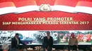 Presiden Joko Widodo (tengah) di diampingi Menkopolhukam Wiranto (kiri) dan Kaplro Jendral Tito Karnavian menghadiri acara Rapim Polri 2017, Jakarta, Rabu (25/1). Rapim Polri 2017 dilangsungkan pada tanggal 25-27 Januari 2017. (Liputan6.com/Johan Tallo)