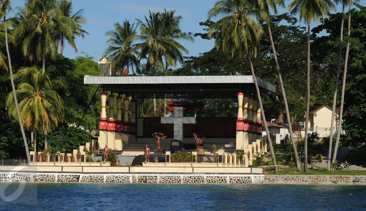 Sebuah salib besar terlihat di bibir Pulau Mansinam, Manokwari, Papua Barat, Senin (15/8). Salib itu merupakan lokasi Ottow dan Geissler untuk pertama kalinya mendarat di pula ini. (Liputan6.com/HelmiFithriansyah)
