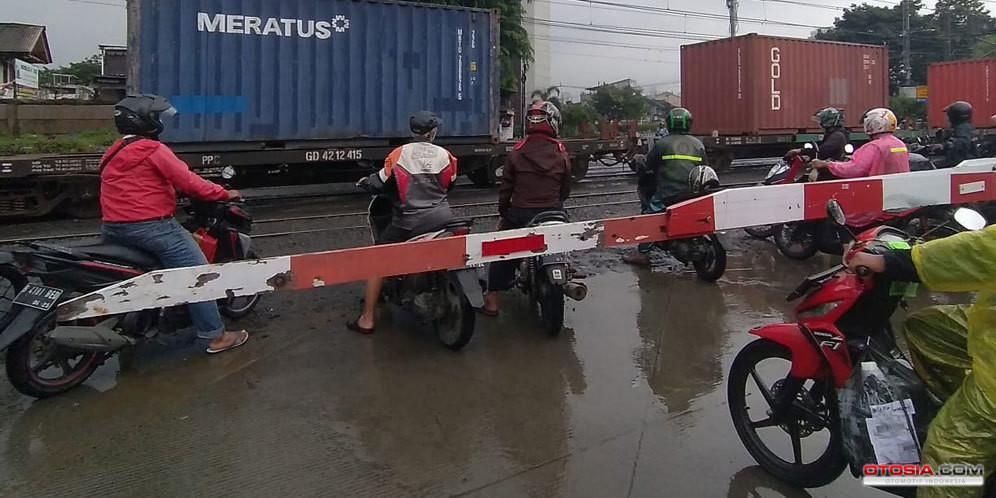 Tidak sabaran menunggu kereta lewat