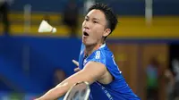 Pemain badminton Jepang Kento Momota saat bertanding melawan pemain badminton Indonesia Chico Aura Dwi Wardoyo pada pertandingan kualifikasi tunggal putra Badminton Asia Championships 2022 di Muntinlupa, Filipina, Rabu (27/4/2022). (AP Photo/Aaron Favila)