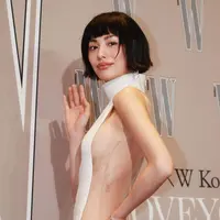 Selain gaunnya, rambut baru Nana juga tak luput dari atensi. Kali ini ia tampil lebih stylish dengan rambut bob pendek hitam dengan sedikit poni di depan. [@imjinqs/@catycitys].