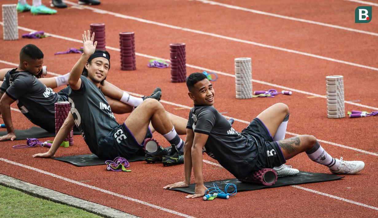 Dua pemain asing lainnya adalah Bae Sin-Young (tengah) dan Alex Goncalves (tidak terlihat). Sin-Young adalah gelandang asal Korea Selatan, sedangkan Alex merupakan penyerang asal Brasil. (Foto: Bola.com/Bagaskara Lazuardi)