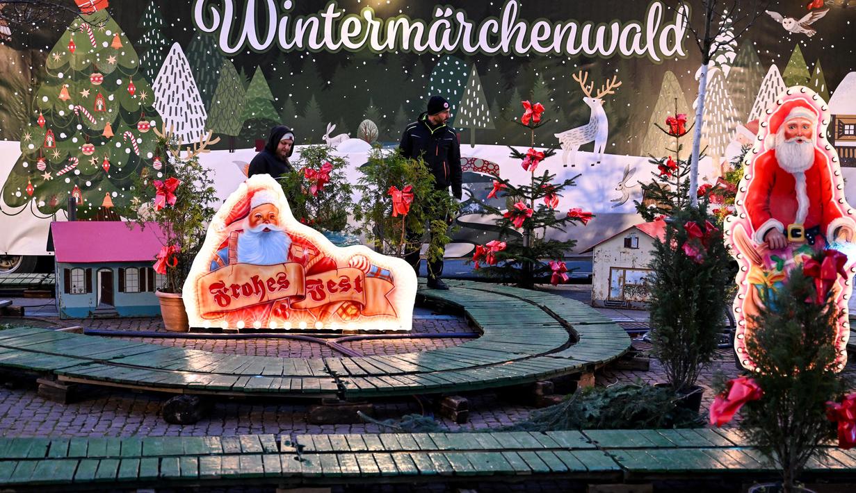 Para pekerja memasang dekorasi Natal di pusat kota Frankfurt am Main, Jerman, pada tanggal 21 November 2024. (Kirill KUDRYAVTSEV/AFP)