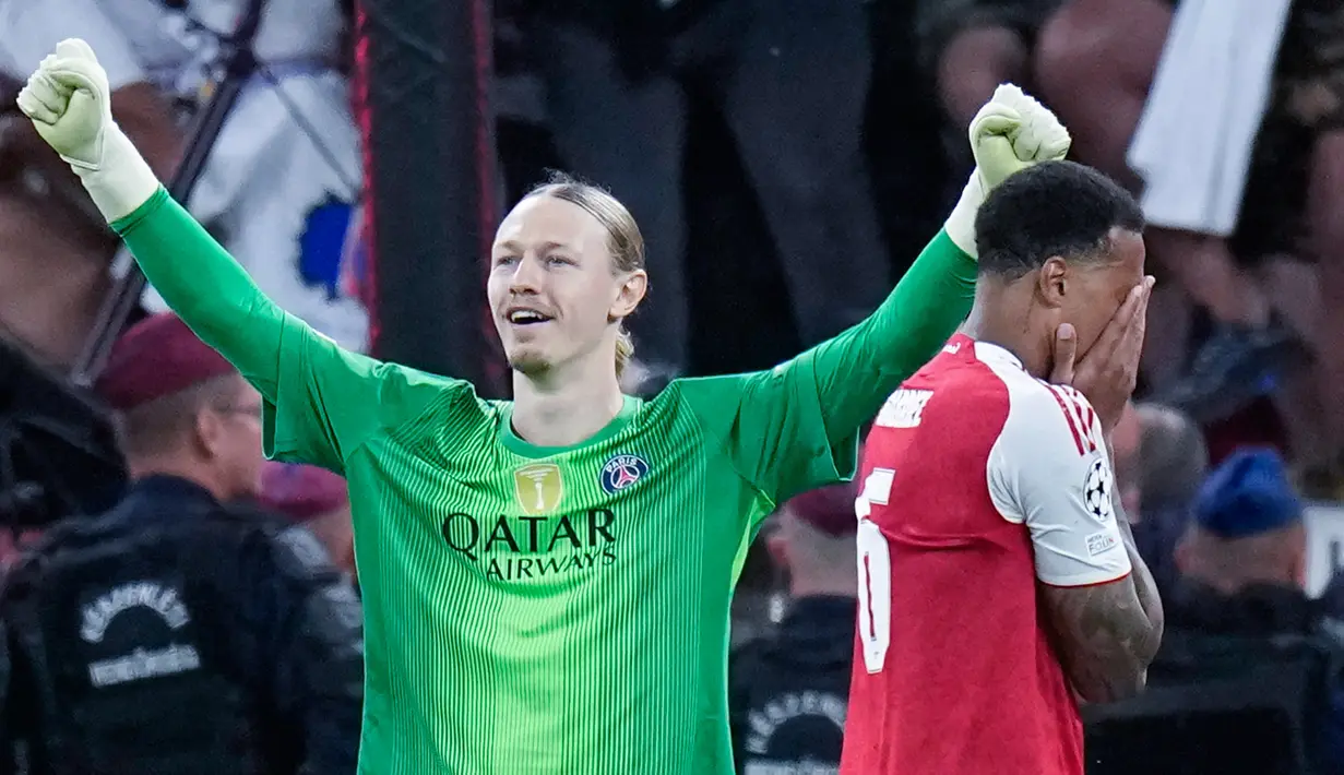 Pemain Arsenal, Gabriel Magalhaes, tak mampu menutupi kekecewaan setelah gagal mengeksekusi penalti dalam adu tos-tosan yang berujung pada kekalahan The Gunners dari Paris Saint-Germain (PSG) pada final Liga Champions 2025/2026 di Stadion Puskas Arena, Sabtu (30/5/2026). (AP Photo/Petr Josek)