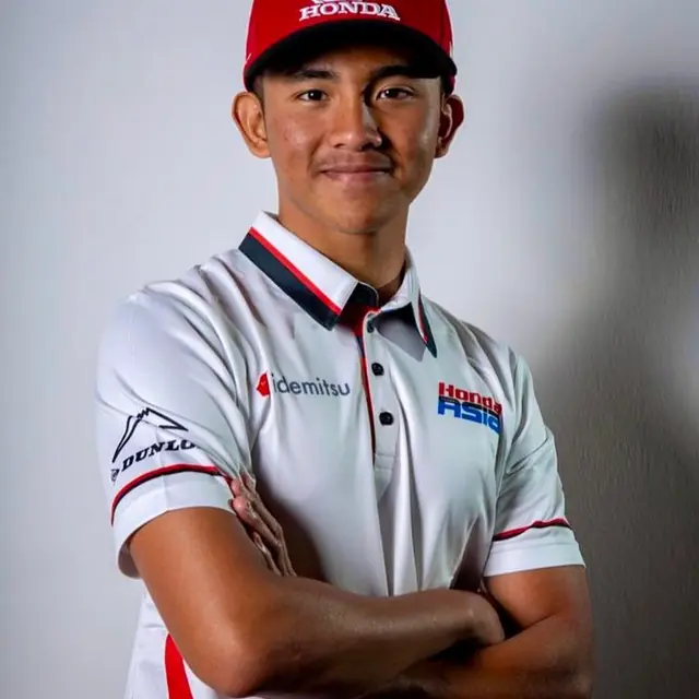 6 Potret Pembalap Mario Suryo Aji, Bawa Bendera Sambil Berkendara di Sirkuit Mandalika