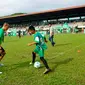 Kurniawan Dwi Yulianto (kiri) memberikan football clinic kepada anak-anak usia sekolah dasar di stadion Mini Universitas Sumut, Minggu (14/2/2016). Football clinic merupakan salah satu kegiatan di MILO Football Championship 2016. (Foto:Istimewa)