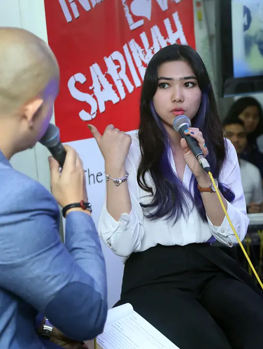 ‎"Sangat-sangat tidak mudah karena perjuangan sangat panjang untuk mencapai di sini. Belasan tahun berlatih sekolah music performance. Sangat sulit," aku Isyana Sarasvati. (Deki Prayoga/Bintang.com)