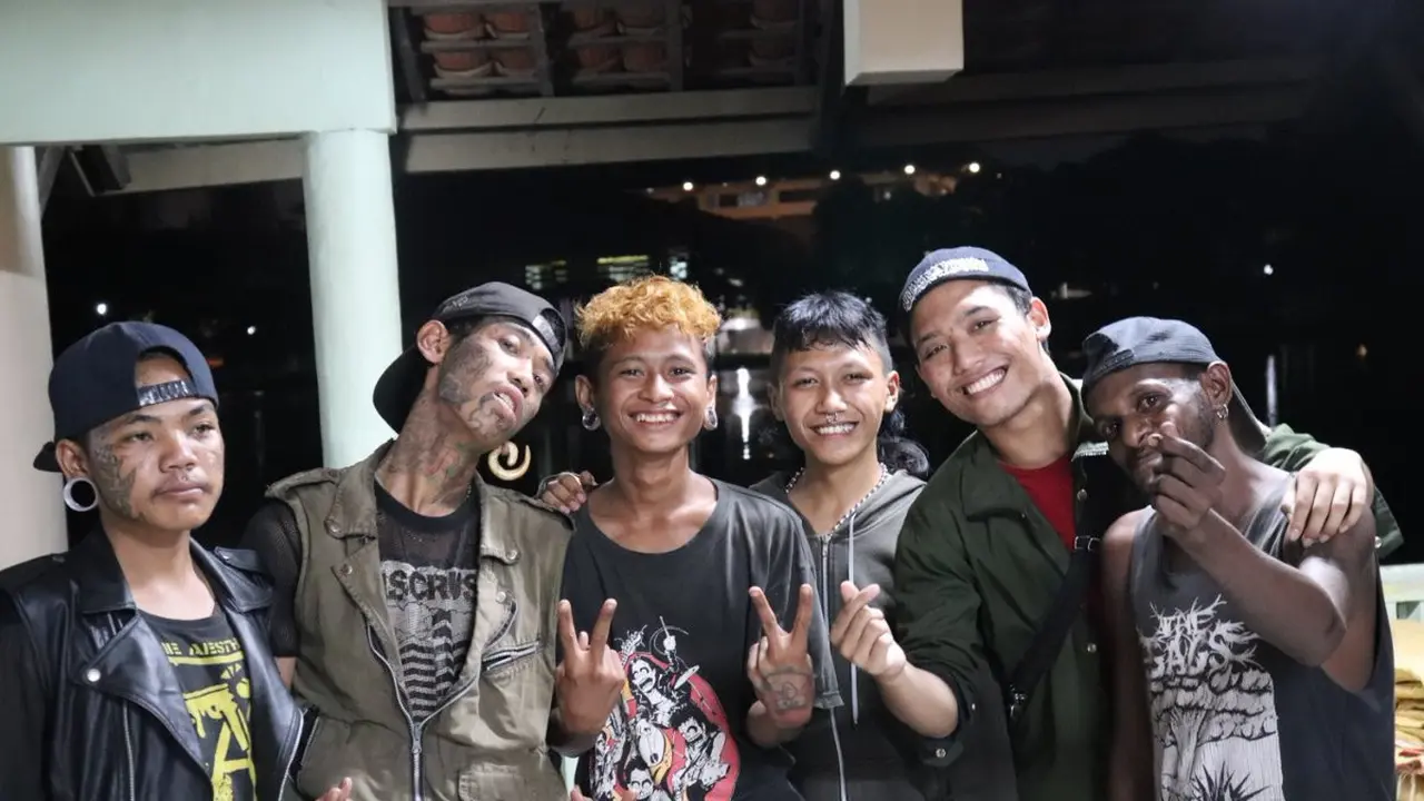 Meski Bertampang Sangar, Anak Punk Ini Lakukan Kegiatan Sosial yang Bikin Salut