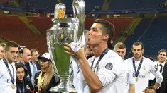 Bersama Real Madrid, Cristiano Ronaldo meraih trofi juara UEFA Champions League usai mengalahkan Atletico Madrid pada final di San Siro Stadium, Milan, (28/12/2016). (AFP/Gerard Julien)