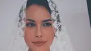 Mengenakan kebaya putih dan selendang yang disampirkan di atas kepala, Sophia Latjuba juga terlihat seksi. Kali ini yang membuatnya seksi adalah kulit sawo matangnya yang membuatnya begitu eksotis. (Instagram/sophia_latjuba88)