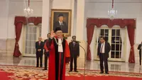 Presiden Joko Widodo atau Jokowi menyaksikan pengucapan sumpah dan janji Arsul Sani sebagai Hakim Mahkamah Konstitusi (MK) RI di Istana Negara, Jakarta, Kamis (18/1/2024). (Lizsa Egeham).