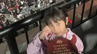 Chua KOTAK Temani Anak Nonton Konser BABYMONSTER, Sekalian Momong Anak Tantri Syalindri