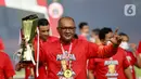 Pelatih Persija Jakarta, Sudirman, mengangkat trofi usai menjuarai Piala Menpora 2021 di Stadion Manahan, Solo, Minggu (25/4/2021). (Bola.com/M Iqbal Ichsan)