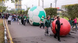 Beberapa legenda Persib Bandung, di antaranya Ajat Sudrajat saat mengikuti kegiatan menggiring bola raksasa dalam rangkaian acara Trophy Experience menyambut Piala Dunia U-17 2023 di Plaza Upakarti, Soreang, Kabupaten Bandung, Minggu (22/10/2023) sore WIB. (Bola.com/Bagaskara Lazuardi)