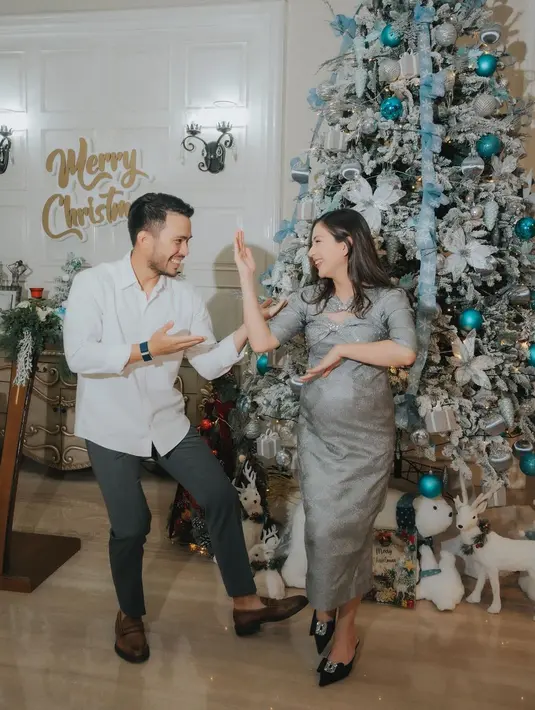 Kebahagiaan pasangan yang menikah pada 5 Mei 2023 ini makin lengkap karena tidak lama lagi akan menjadi orangtua. Jessica tengah berbadan dua. [Instagram/jscmila]