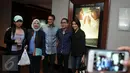 Sandiaga Uno dan keluarga berpose dengan Lukman Sardi dan istri jelang nobar film"Surat Cinta Untuk Kartini" di XXI Senayan City, Selasa (24/5). Bacagub DKI Jakarta itu mengaku mendukung perfilman Indonesia dan industri kreatif. (Liputan6.com/Johan Tallo)