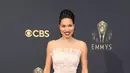 Corolla Dress dengan aksen fringed di bawah gaun serta detail hand-pleated berwarna mutiara, menjadi aksi fashion yang sangat dramatis di ajang Emmy Awards. (Foto: Dior)