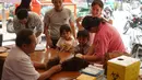 Petugas kesehatan hewan memberikan vaksin rabies pada kucing di kawasan Sawah Besar, Jakarta, Kamis (3/9/2019). Dalam rangka memperingati Hari Rabies Sedunia, Sudin Ketahanan Pangan Kelautan dan Perikanan DKI Jakarta melakukan vaksinasi hewan secara gratis. (Liputan6.com/Immanuel Antonius)