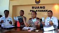 Kapolda Bengkulu Brigjen Pol Coki Manurung menunjukkan barang bukti hasil OTT di Kabupaten Seluma (Liputan6.com/Yuliardi Hardjo)