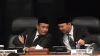 Gubernur DKI Jakarta Basuki Tjahaja Purnama dan Wagub Djarot Saiful Hidayat saat menghadiri Sidang Paripurna DPRD, Jakarta, Senin (12/1/2015). (Liputan6.com/Faizal Fanani)