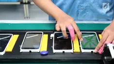Teknisi sedang melakukan pengetesan smartphone Xiaomi di pabrik PT. Sat Nusapersada, Batam, Senin (4/11). Proses manufaktur produk Xiaomi di Batam dilakukan oleh teknisi lokal. (Liputan6.com/Fery Pradolo)