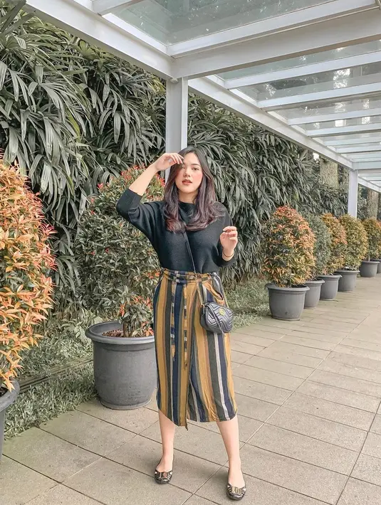 Dalam beberapa fotonya, Nabila mengandalkan kaos hitam yang cocok di-mix and match dengan bawahan apapun. (Liputan6.com/IG/@nabilagardena)