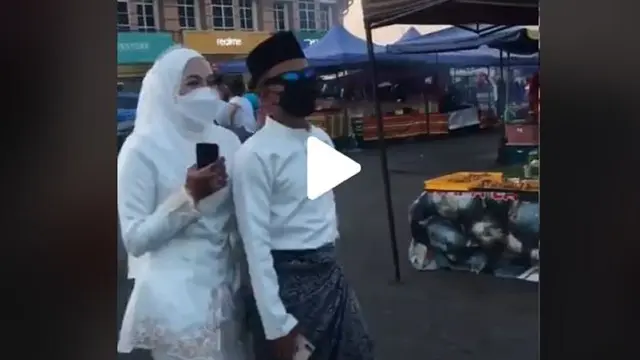 Pasangan asal Malaysia kunjungi pasar malam saat masih berbaju pengantin