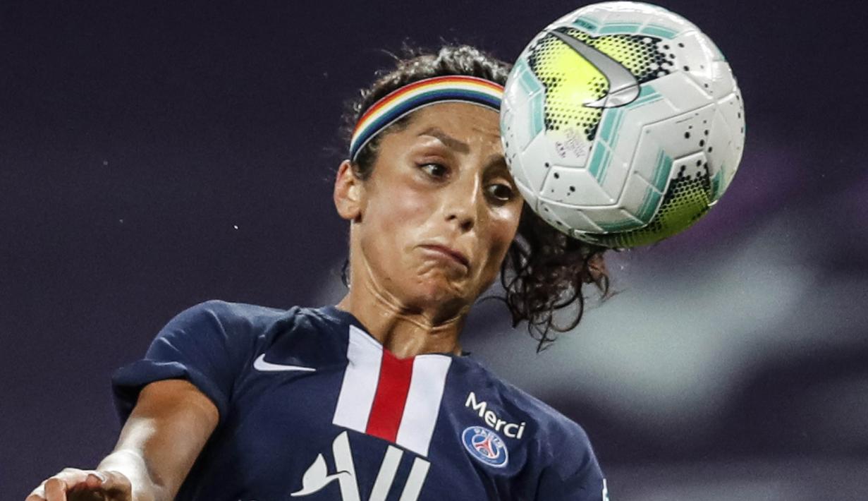 Sebelumnya, Nadia Nadim pernah bermain untuk tim wanita Paris Saint-Germain  dan sukses mempersembahkan trofi Divisi 1 pada musim 2020-2021. Nadia Nadim menjadi pemain penting di balik kesuksesan tersebut dengan mencetak 18 gol dalam 27 laga yang dimainkannya.. (Foto: AFP/Clive Brunskill)