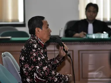Mantan Wakil Rektor (Warek) II UI, Tafsir Nurchamid mengikuti sidang pembacaan vonis di Pengadilan Tipikor, Rabu (3/12/2014). (Liputan6.com/Miftahul Hayat)
