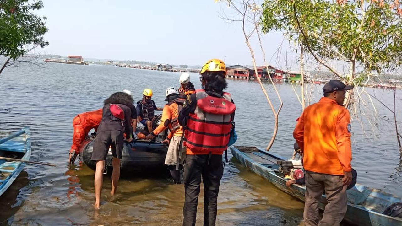 Tim gabungan melakukan penyelaman untuk mencari kakak beradik korban perahu tenggelam di Waduk Kedungombo, Boyolali. (Foto: Liputan6.com/Felek Wahyu)