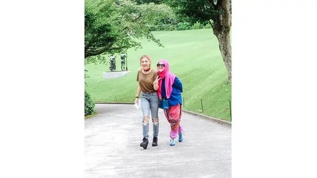Bak Adik Kakak, Ini 6 Momen Kedekatan Vicky Shu dengan Ibunda