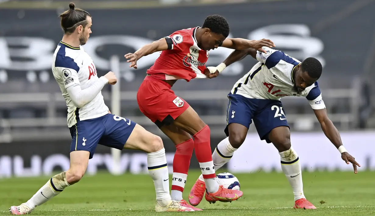 Pemain  Southampton Nathan Tella (tengah) berebut bola dengan pemain Tottenham Hotspur Gareth Bale (kiri) dan Serge Aurier pada pertandingan Liga Inggris di Stadion Tottenham Hotspur, London, Inggris, Rabu (21/4/2021). Tottenham Hotspur menang 2-1. (Justin Setterfield/Pool via AP)