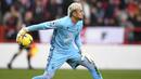 Kiper Nottingham Forest, Keylor Navas saat menghadapi Everton pada laga Liga Inggris 2022/2023 di City Ground, Nottingham (5/3/2023). Keylor Navas pernah membela dua klub besar, Real Madrid dan PSG sebelum akhirnya berlabuh dengan status pinjaman bersama Nottingham Forest pada tengah musim 2022/2023. Jika saja kedatangannya bisa lebih cepat, Nottingham Forest tak akan terjerembab di posisi 18. (AFP/Oli Scarff)