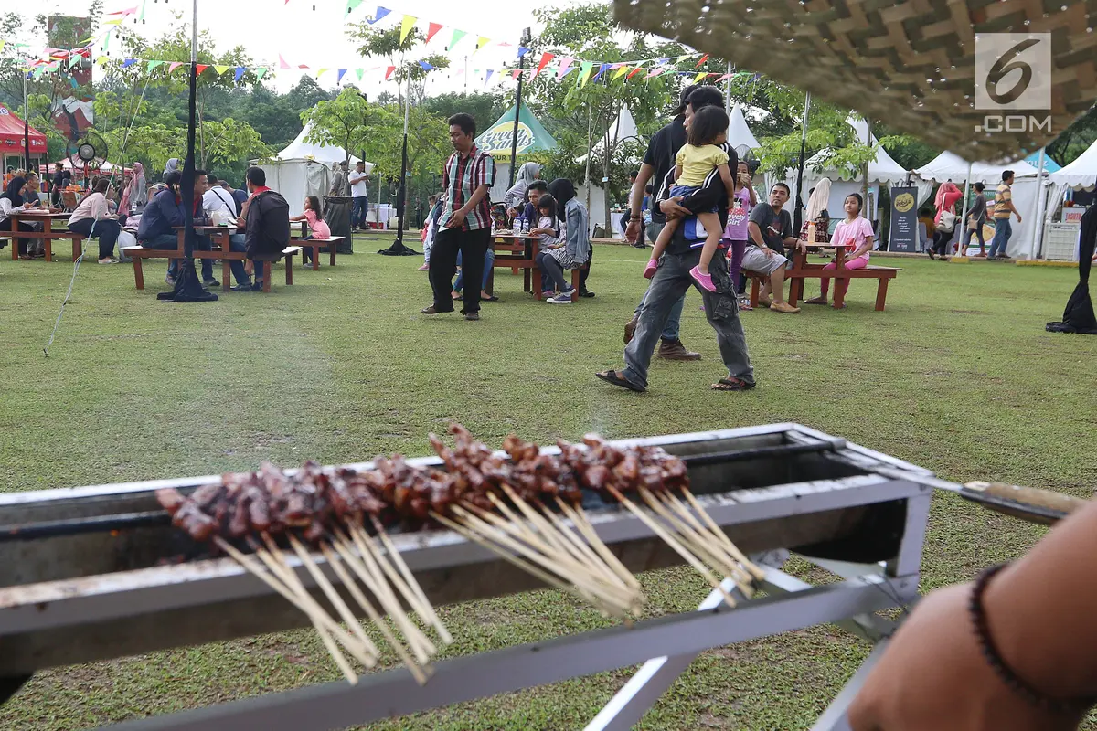 PHOTO: Menikmati Wisata Kuliner di Festival Frontliners