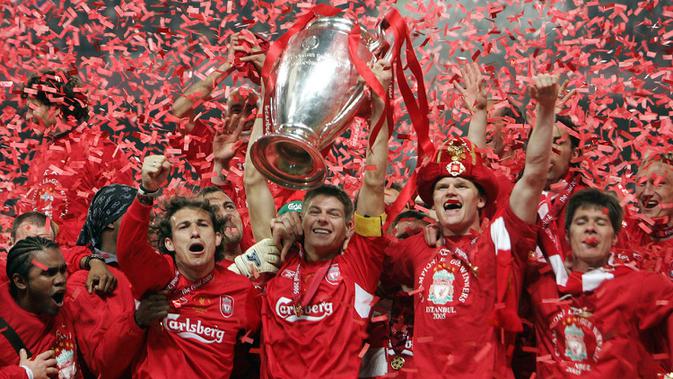 Gelandang Liverpool, Steven Gerrard, mengangkat trofi Liga Champions usai mengalahkan AC Milan di Stadion Ataturk, Turki, Rabu (25/5/2005). (AFP/Filippo Monteforte)