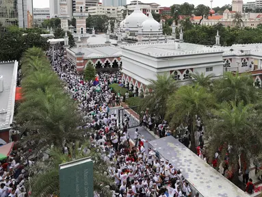 Ribuan pengunjuk rasa berkumpul untuk rapat umum di dekat masjid untuk memprotes langkah pemerintah untuk menarik rencana untuk meratifikasi konvensi anti-diskriminasi PBB, yang disebut ICERD di Kuala Lumpur, Malaysia (8/12). (AP Photo/Vincent Thian)