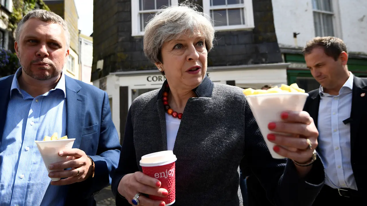 20170502-Theresa May Makan Keripik di Pinggir Jalan-AFP