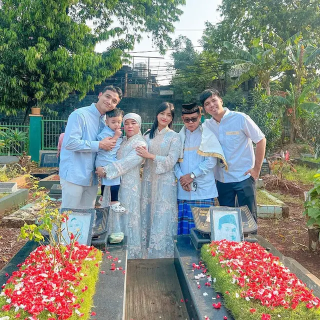 6 Foto Editan Keluarga Fuji Bareng Vanessa Angel dan Bibi Ardiansyah, Hadirnya Terasa