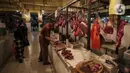 Pedagang daging di Pasar Kebayoran Lama, Jakarta, Senin (3/5/2021). Asosiasi Pedagang Pasar Seluruh Indonesia (APPSI) mencatat harga daging sapi dan ayam mulai naik mendekati hari raya Lebaran atau Idul Firtri. (Liputan6.com/Johan Tallo)
