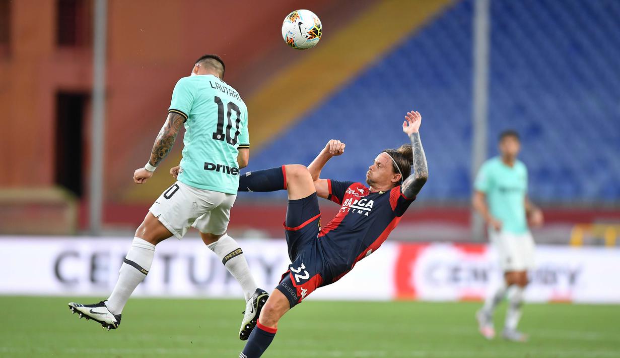 Pemain Genoa Lasse Schone (kanan) berebut bola dengan pemain Inter Milan Lautaro Martinez pada pertandingan Serie A di Stadion Luigi Ferraris, Genoa, Italia, Sabtu (25/7/2020. Inter Milan mengalahkan Genoa 3-0. (Tano Pecoraro/LaPresse via AP)