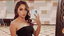 Begini potret Nikita Willly saat mirror selfie, auranya begitu berkelas. Tak hanya itu, ia terlihat menggengam satu handphone berwarna putih. Postingannya itu menjadi perbincangan karena handphone yang ia pakai terlihat berbeda dari artis kebanyakan. Netizen tetap memuji istri Indra Priawan karena berani tampil beda. (Liputan6.com/IG/@nikitawillyofficial94)