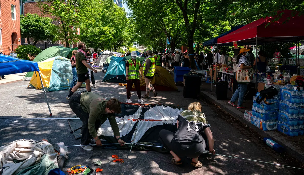 Aksi berkemah ini sebagai bentuk solidaritas dengan kampus-kampus di seluruh Amerika Serikat yang telah memulai perkemahan. (Kent Nishimura/Getty Images North America/Getty Images via AFP)