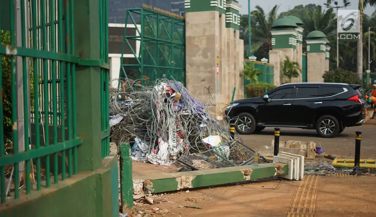 Sampah-sampah sisa bentrok antara mahasiswa dan polisi dalam unjuk rasa di depan Gedung DPR RI, Jakarta, Rabu (25/9/2019). Bentrokan pada Selasa (24/9/2019) menyisakan sampah yang memenuhi kawasan di sekitar Gedung DPR. (Liputan6.com/Immanuel Antonius)