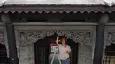 Para pekerja merenovasi rumah-rumah kuno di Distrik Xiangdu di Kota Xingtai, Provinsi Hebei, China, 14 Juli 2020. Pemerintah setempat tahun ini menjalankan proyek renovasi rumah kuno dengan tujuan merevitalisasi rumah-rumah tua dan memelihara warisan budaya arsitektur kuno. (Xinhua/Zhu Xudong)