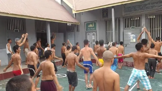 Sejumlah tahanan tampak sedang berolahraga dalam Rutan Klas IIB Kabupaten Jeneponto (Liputan6.com/ Eka Hakim)