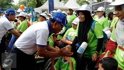 Direktur Utama BRI Asmawi Syam bersama jajaran Direksi memberikan salam kepada anak-anak disabilitas saat Charity Fun Walk di Senayan, Jakarta (27/12/2015). Kegiatan tersebut merupakan rangkaian dalam HUT BRI ke 120. (Liputan6.com/Fery Pradolo).
