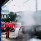 Sebuah mikrolet terbakar di Jalan Gajah Mada, Jakarta Barat. Sementara itu, warga Amerika diwajibkan membayar iuran untuk kelola air kotor.