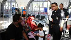 Dirut PT KAI, Edi Sukmoro (tengah) melintasi peron saat meninjau kesiapan jelang arus mudik Lebaran 2017 di Stasiun Senen, Jakarta, Jumat (9/6). Edi juga mengecek kesiapan jajaran petugas serta fasilitas layanan. (Liputan6.com/Helmi Fithriansyah) 