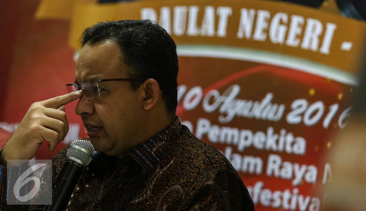 Anies Baswedan memberikan keterangan saat  konferensi pers Konser Jakarta Melayu Festival, Jakarta, Rabu (10/8). Jakarta Melayu Festival merupakan hiburan alternatif di tengah gempuran musisi luar negeri. (Liputan6.com/Faizal Fanani)
